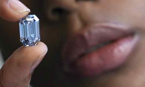 Il diamante blu più grande del mondo venduto all’asta per 57 milioni di dollari