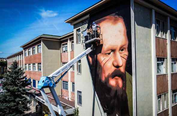 Putin elogia il murales di Dostoevskij a Napoli: “Dà speranza”