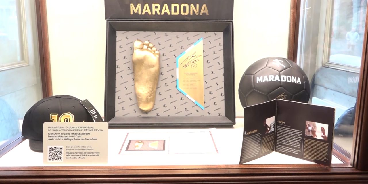 Diego Armando Maradona, il calco del suo piede sinistro tra i big al Gambrinus di Napoli
