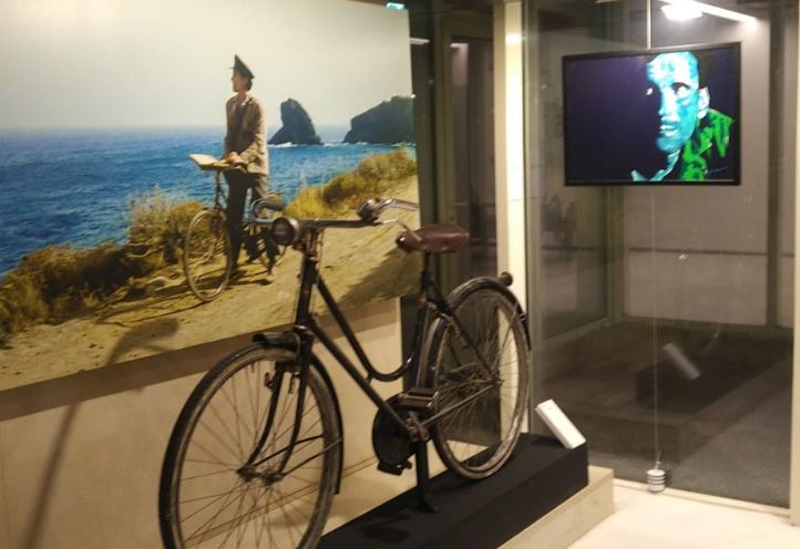 La bicicletta usata da Massimo Troisi in ‘Il Postino’ e altre sue opere in mostra fino al 13 marzo