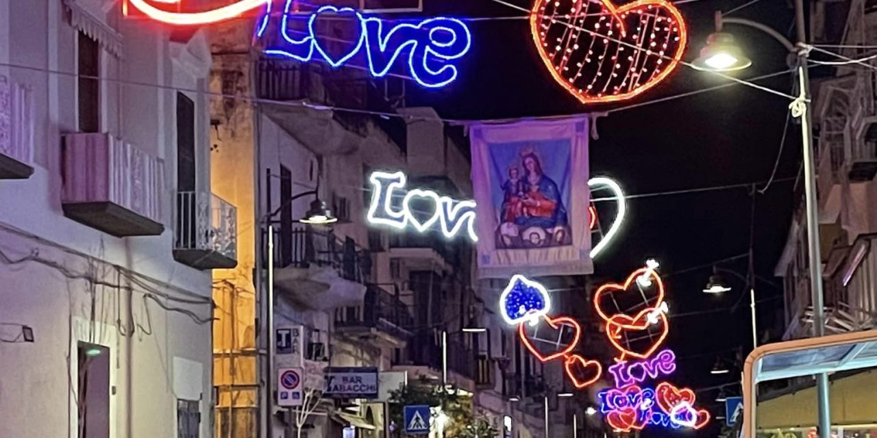 San Valentino. Torre del Greco diventa romantica, s’illumina il ‘Corso dell’Amore’