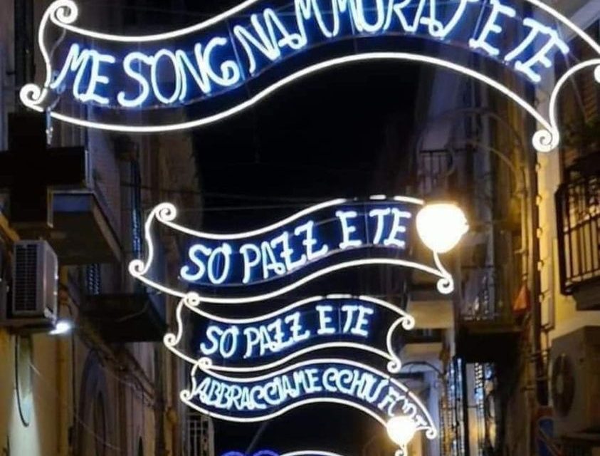 Nei giorni dell’amore luminarie con parole di ‘Abbracciame’, imperdibili per amanti e fidanzati