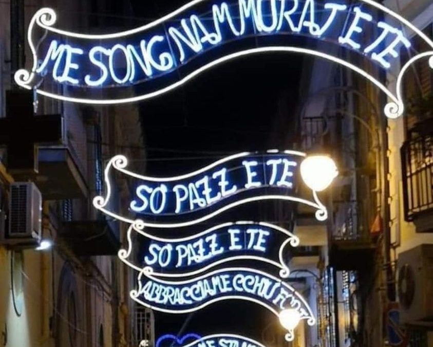 Nei giorni dell’amore luminarie con parole di ‘Abbracciame’, imperdibili per amanti e fidanzati