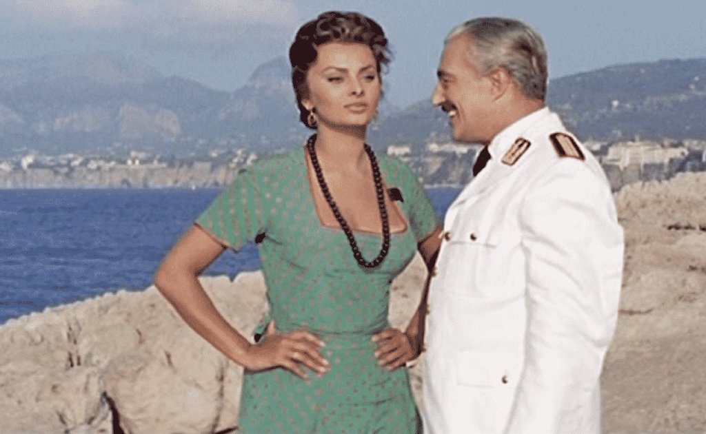 Quando Vittorio De Sica “silenziò” Napoli con un megafono: il grande legame tra l’attore e i partenopei