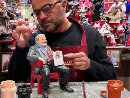 Maurizio Costanzo, il conduttore tv “rivive” tra le statuine del presepe a San Gregorio Armeno