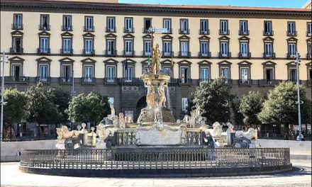 La Fontana del Nettuno a Napoli diventa verde: ecco perché