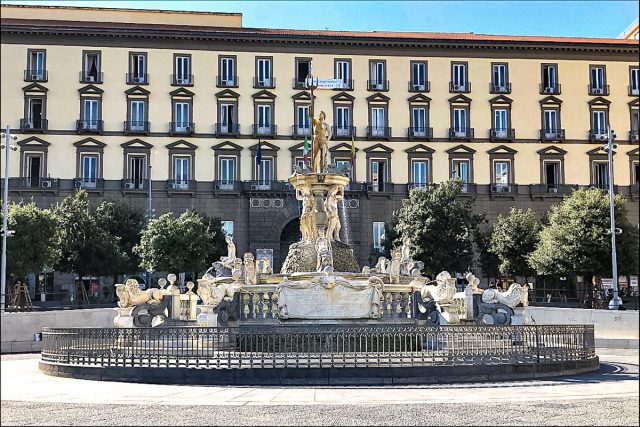 La Fontana del Nettuno a Napoli diventa verde: ecco perché
