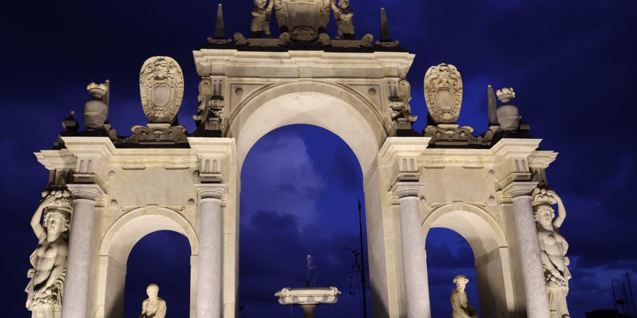A Napoli la mastodontica Fontana del Gigante è conosciuta anche con un altro nome. Ecco quale