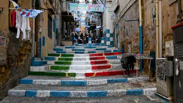 Napoli si trucca per lo scudetto, vicoli e scalinate tinte d’azzurro