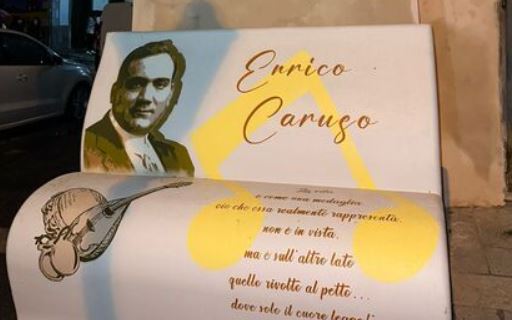 Panchine murales ‘letterarie’ e ‘cantanti’: grande omaggio a Enrico Caruso, Sergio Bruni e Gigi D’alessio