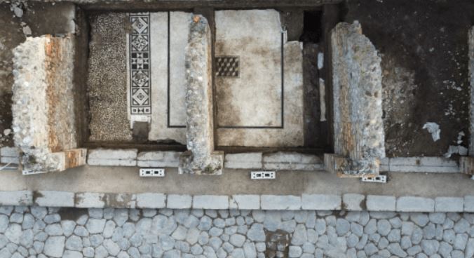 Pompei, alle Terme Stabiane affiora il pavimento a mosaico del salone di una casa più antica