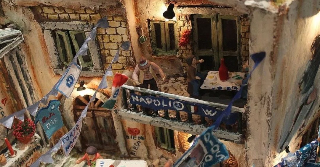 E’ Napolimania anche sul presepe: un artigiano realizza l’euforia dei partenopei e dei tifosi azzurri