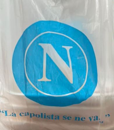 Torre del Greco, nei negozi alimentari della “Piazzetta” spuntano le buste della spesa in onore del Napoli