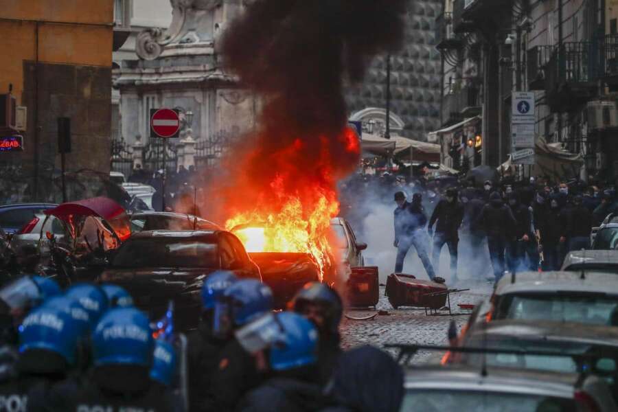 Incidenti e scontri tra tifosi e forze dell’ordine, task force per ripulire il cuore di Napoli vandalizzato