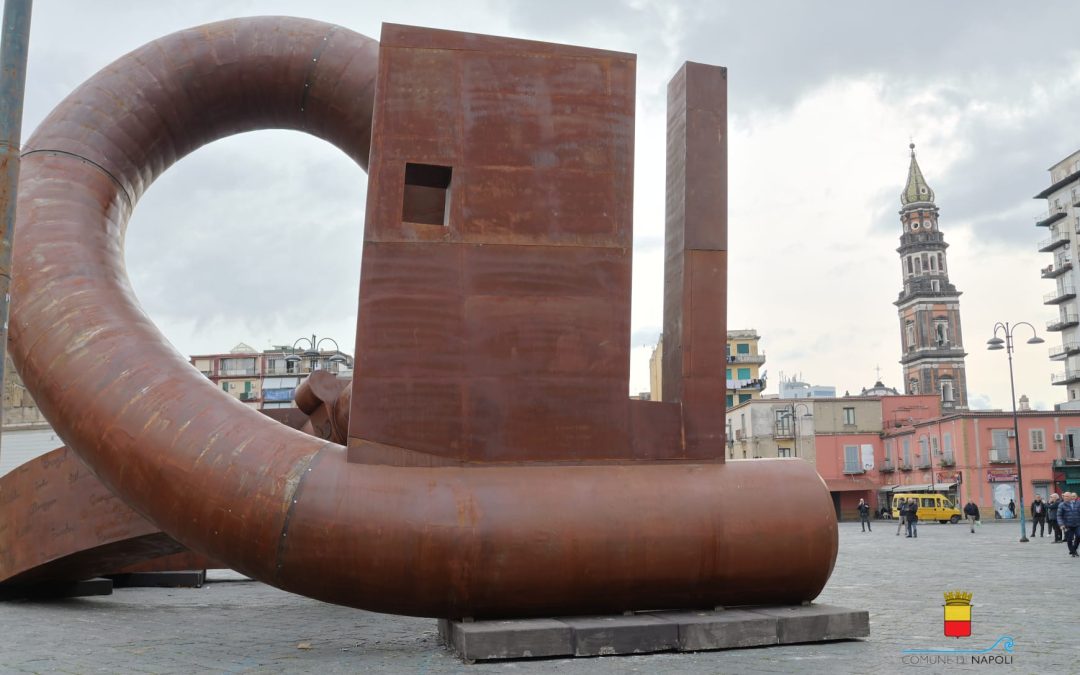 Napoli accoglie “Key of Today”: ecco cosa simboleggia la scultura situata a Piazza Mercato