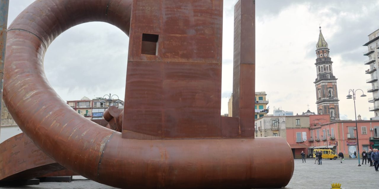 Napoli accoglie “Key of Today”: ecco cosa simboleggia la scultura situata a Piazza Mercato