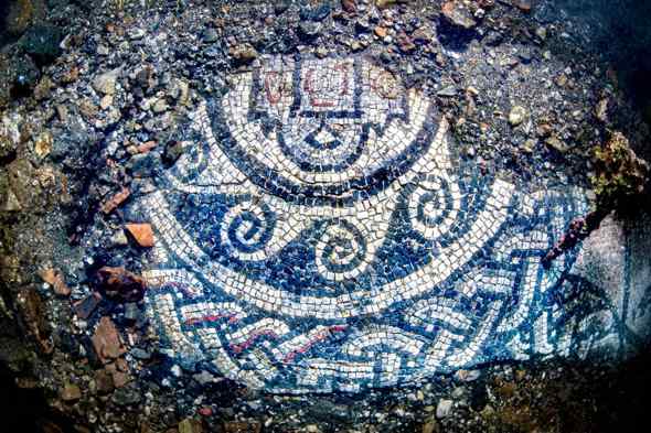 Sensazionale scoperta al Parco Archeologico Sommerso di Baia: un mosaico unico al mondo