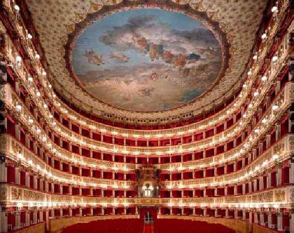 Il Teatro San Carlo di Napoli riapre dopo il restauro: la storica sala splende e domina l’azzurro borbonico