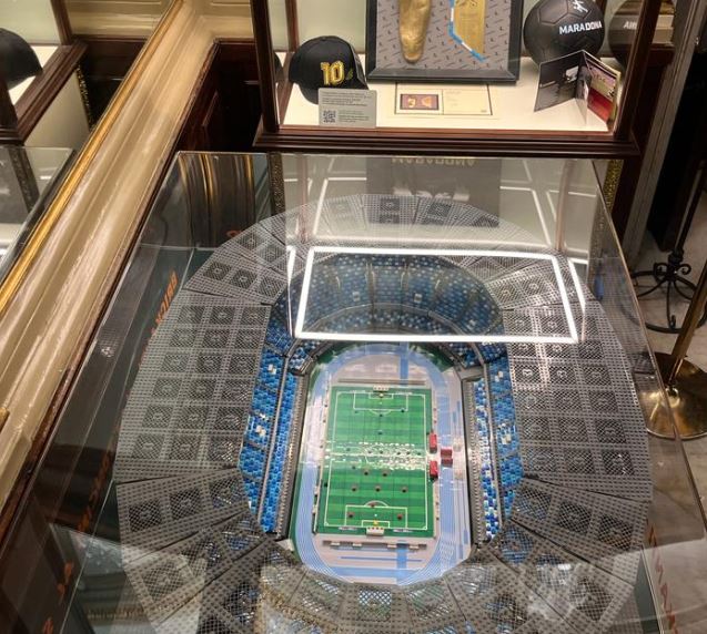 Lo stadio Maradona creato con mattoncini Lego è in esposizione allo storico caffè Gambrinus di Napoli