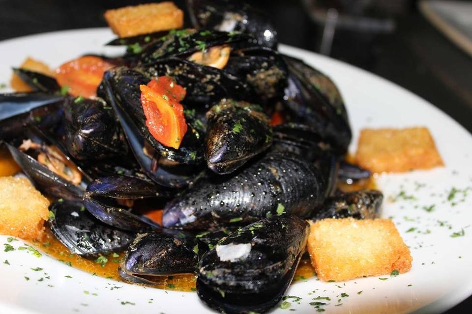 Il Giovedì Santo a Napoli si mangia la Zuppa di Cozze napoletana: origini, tradizione e ricetta