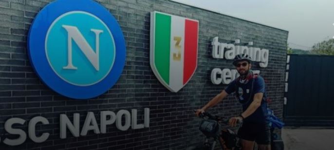 In bicicletta da Milano a Napoli: ecco la grande impresa del “Tifoso in bicicletta”