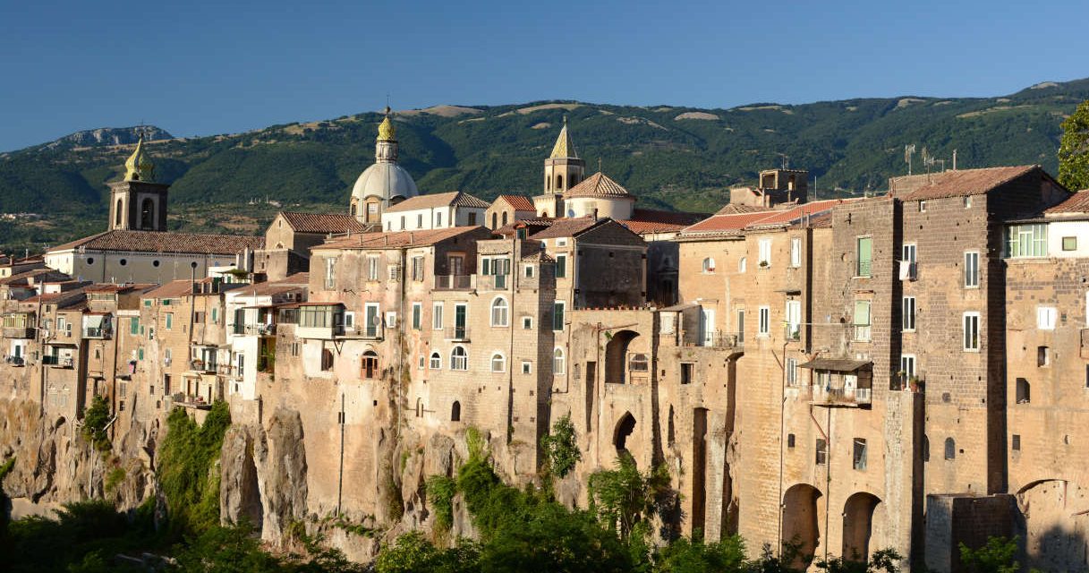 Si trova in Campania il meraviglioso borgo del tufo sospeso sulla roccia e che produce vino