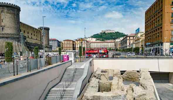 Porto di Napoli, si inaugura il sottopasso della metro 1: tra tesori e fasci di luce
