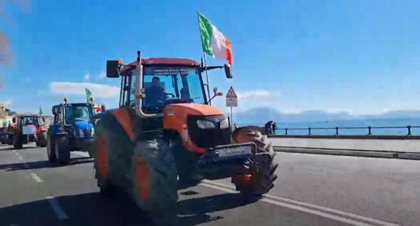 Trattori sul lungomare di Napoli e per le strade del centro