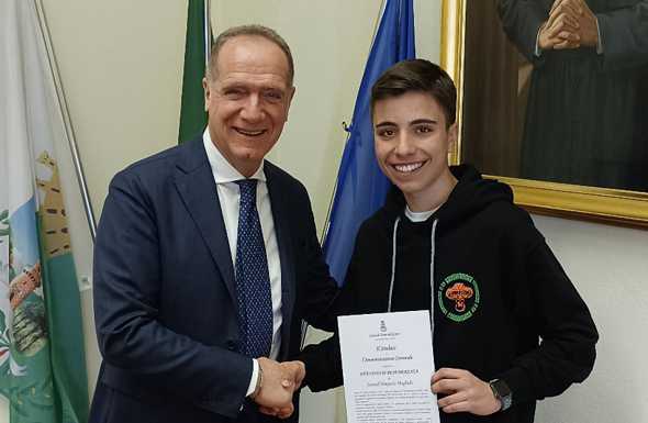 Torre del Greco. Consegnato attestato di benemerenza a studente vincitore giochi matematici