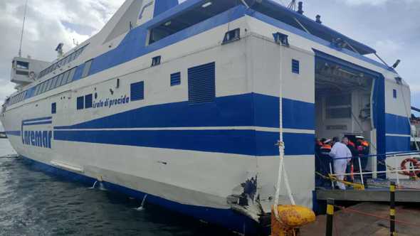 Napoli, traghetto urta contro banchina al Molo Beverello: 29 feriti