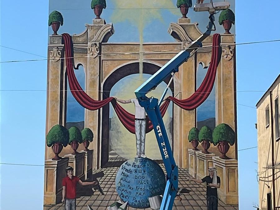 È l’ora degli altari. Montata la prima scenografia in corso Garibaldi.