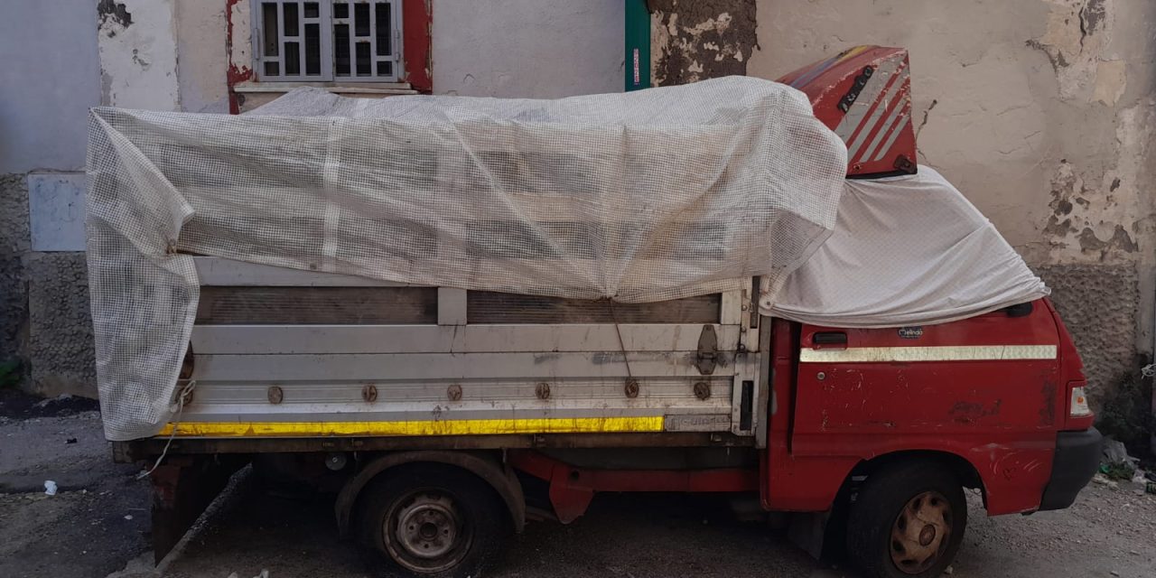 Torre del Greco, furgone con rifiuti in giro per la città, scatta il sequestro