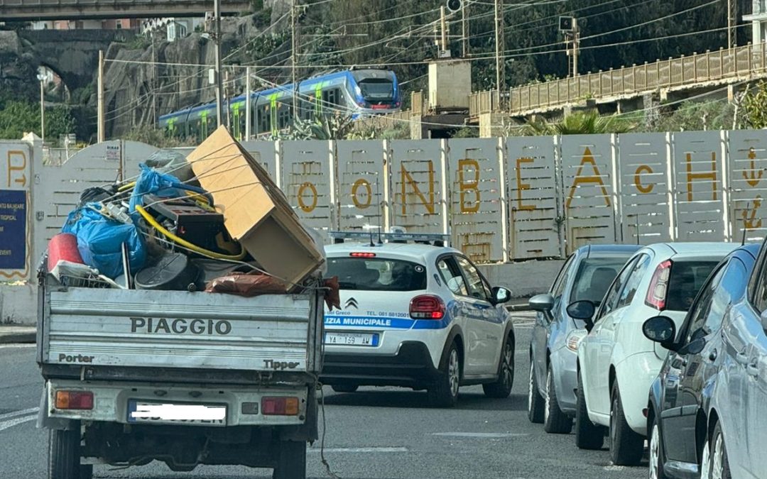 Torre del Greco. Polizia municipale sequestra mezzo carico di rifiuti destinati ad essere smaltiti irregolarmente