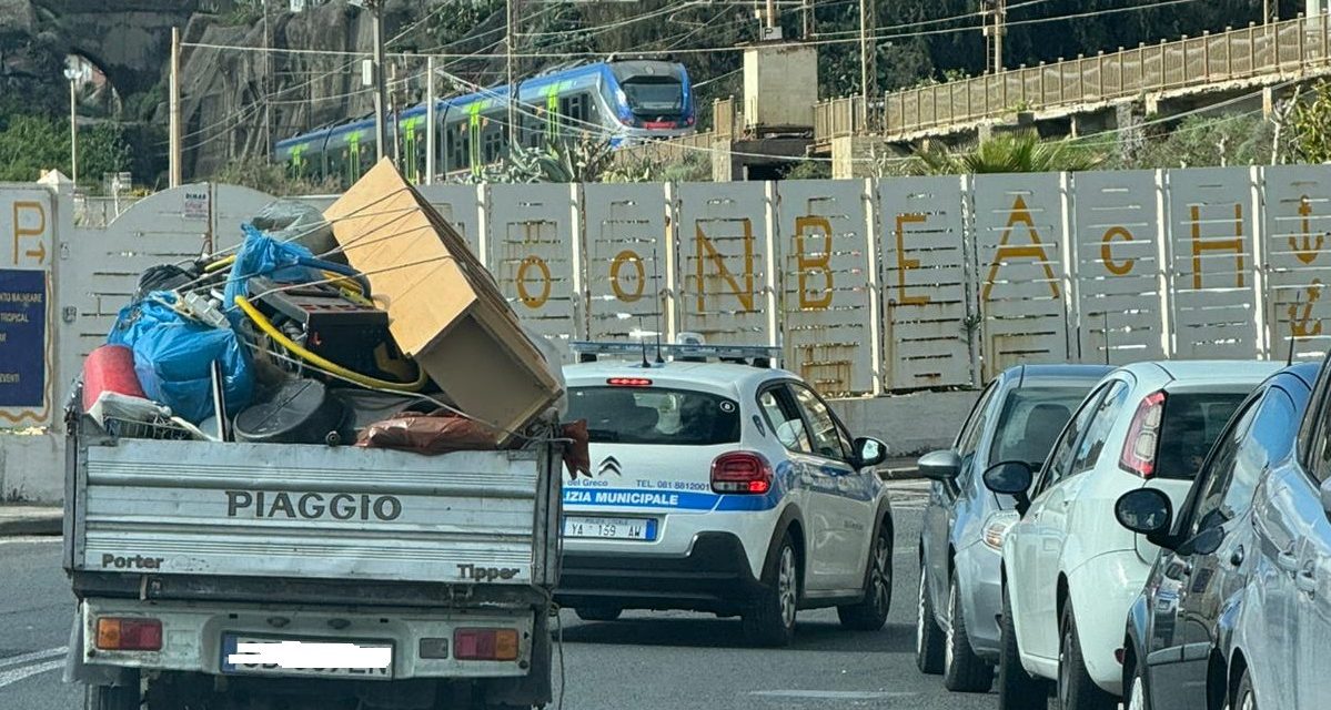 Torre del Greco. Polizia municipale sequestra mezzo carico di rifiuti destinati ad essere smaltiti irregolarmente