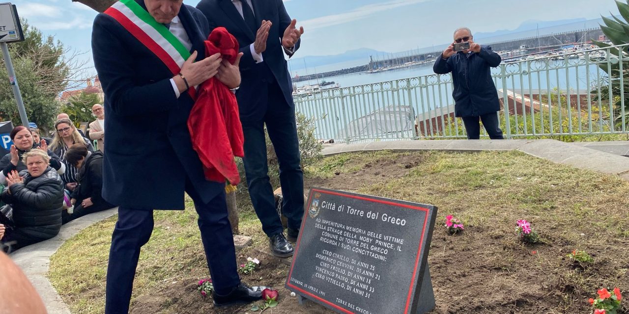 A Torre del Greco una targa per ricordare i torresi della Moby Prince: ecco chi sono state le vittime coralline