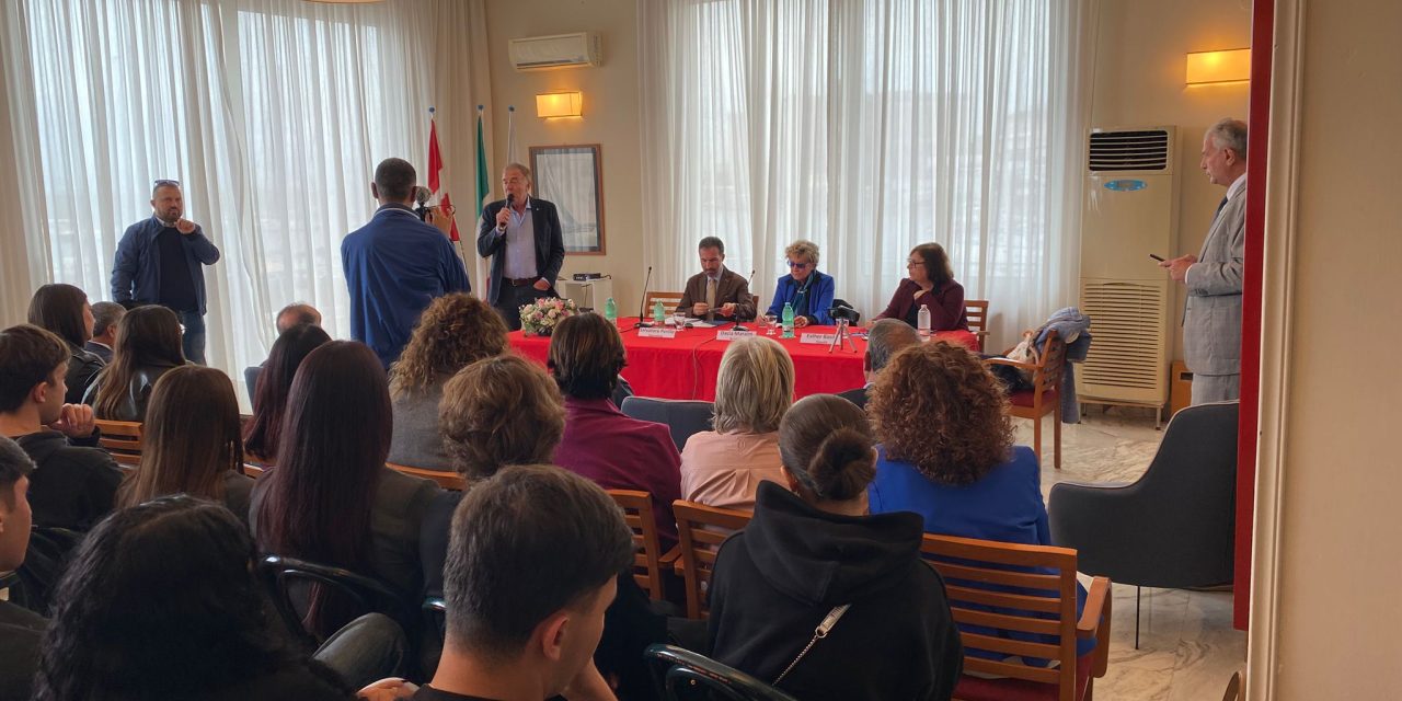 Dacia Maraini con gli studenti di Torre del Greco al Circolo Nautico