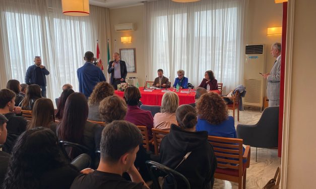 Dacia Maraini con gli studenti di Torre del Greco al Circolo Nautico