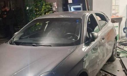 Torre del Greco. Auto contro filiale della banca per rubare Bancomat