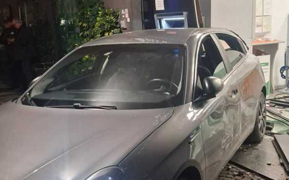 Torre del Greco. Auto contro filiale della banca per rubare Bancomat