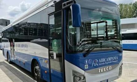 Dimentica la borsa con 2.000 euro sul bus: il personale AIR Campania la ritrova e gliela riconsegna