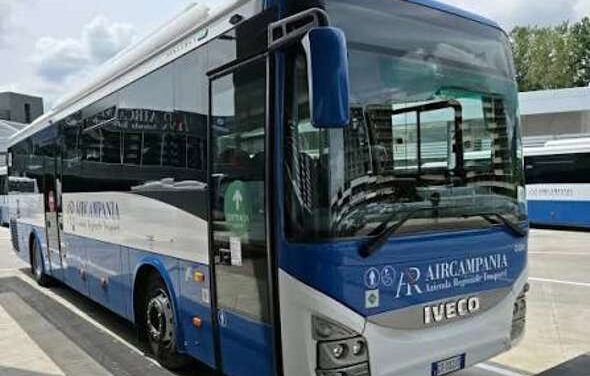 Dimentica la borsa con 2.000 euro sul bus: il personale AIR Campania la ritrova e gliela riconsegna