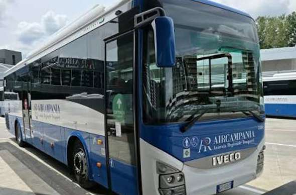 Dimentica la borsa con 2.000 euro sul bus: il personale AIR Campania la ritrova e gliela riconsegna