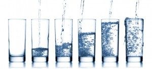 Acqua-Minerale-bicchieri