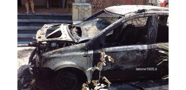 Incendiate due auto alla famiglia Caldarola