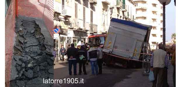 Via Roma, sprofonda un camion nel tratto appena asfaltato