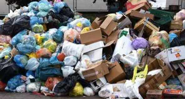 Città invasa dai rifiuti: è polemica
