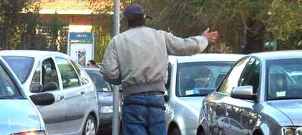 Napoli, centro storico: chiede soldi per la sosta dell’auto: arrestato parcheggiatore abusivo