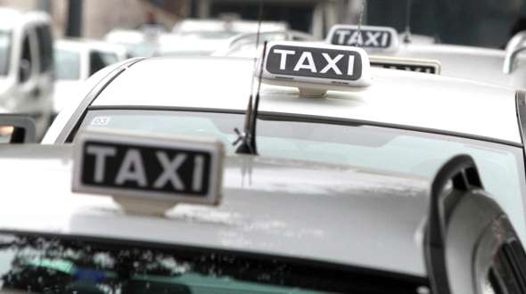 Operazione sicurezza per turisti e cittadini. Taxi con licenza falsa, conducente denunciato