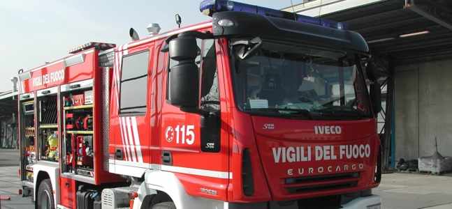 Panico a Torre, donna bloccata a lanciare oggetti dal balcone